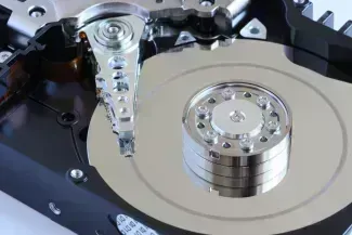 Monitoraggio, statistiche e test IOPS hard disk su Linux